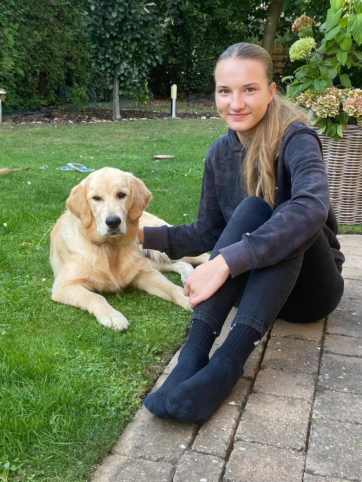 Meggie — zlatý retrívr v zahradě